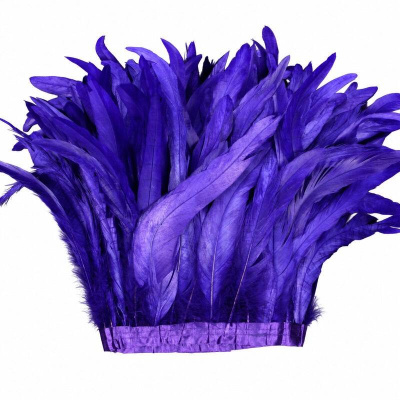 Penas roxas sinteticas presas numa faixa de tecido roxo