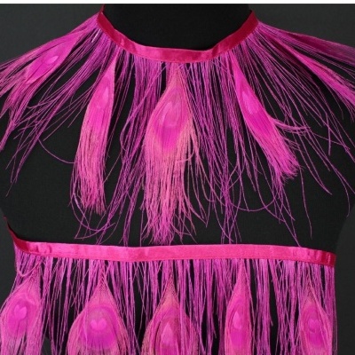 Colar e cinto decorativos com penas rosa sobre manequim preto