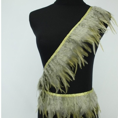 Faixa decorativa com penas cinzentas e amarelas num manequim preto