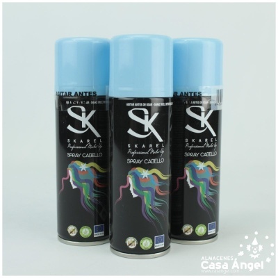 Três latas de spray de cabelo Skarel com tampas azuis e rótulos pretos com design colorido