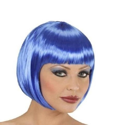 Peruca azul metálica curta tipo bob com franja