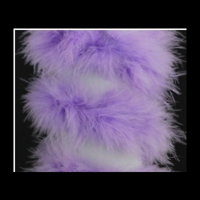 Fita decorativa de penas lilás sobre fundo preto