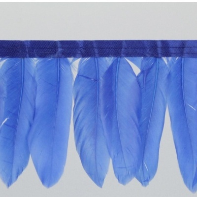 Faixa decorativa de penas azuis com fita azul