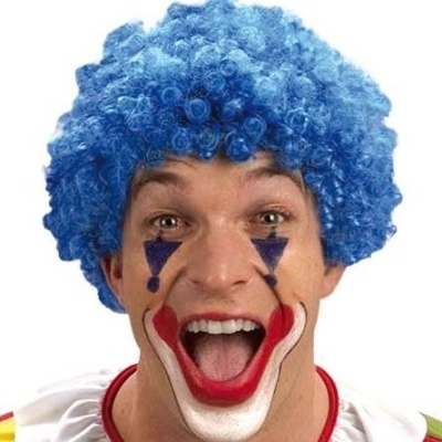 Pessoa com peruca azul encaracolada e maquiagem de palhaço