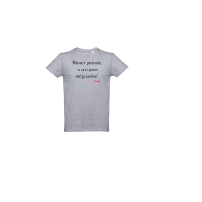 T-shirt cinzenta com texto preto e assinatura vermelha Cartola