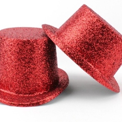 Dois chapéus cartola vermelhos com purpurina