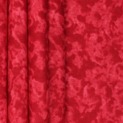 tecido vermelho com padrão abstrato em tons variados