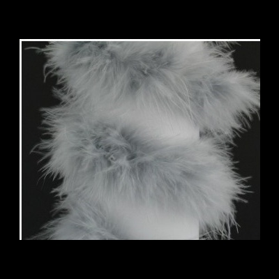 Pena cinzenta fofa com fundo preto