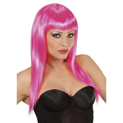 Mulher com peruca rosa comprida e franja e vestido preto