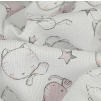 tecido branco com desenhos de gatos e estrelas em cinza e rosa