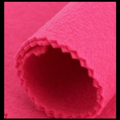 Rolo de tecido de feltro rosa com bordas em zig-zag