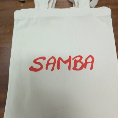 Saco de tecido branco com palavra SAMBA em vermelho