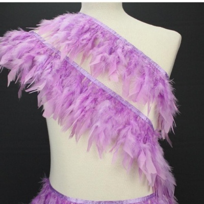 tira decorativa lilás de penas sintéticas sobre manequim branco