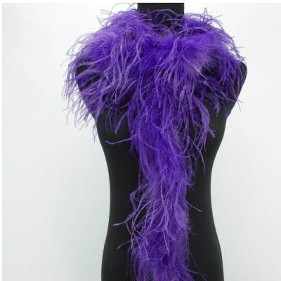 Cachecol roxo de penas num manequim preto