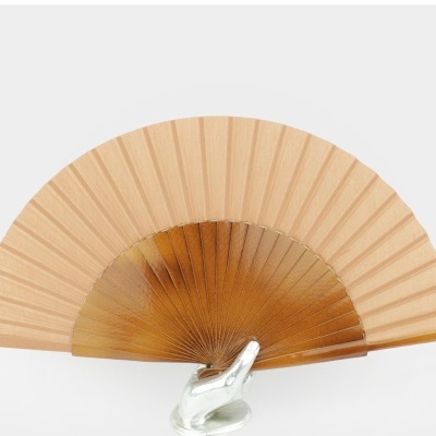 Leque de mão castanho sobre base prateada em forma de mão