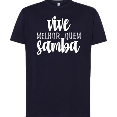 T-shirt preta com texto branco 'vive melhor quem samba'
