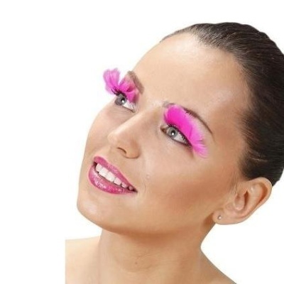 Mulher com pestanas e sobrancelhas postiços rosa fluorescente.