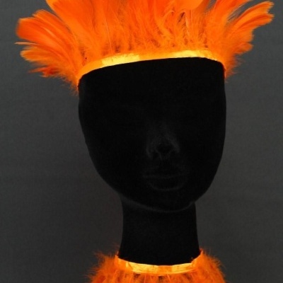 Acessórios com penas laranja fluorescente em manequim preto