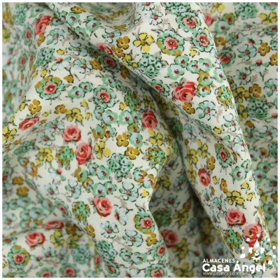 Tecido branco com padrão floral amarelo, verde e rosa