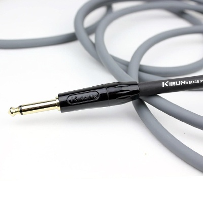 Cabo de áudio cinzento com conetor jack dourado e corpo preto