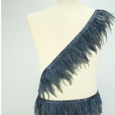 Fita preta com franjas em manequim creme