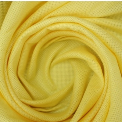 Tecido amarelo claro com textura de malha dobrado em espiral