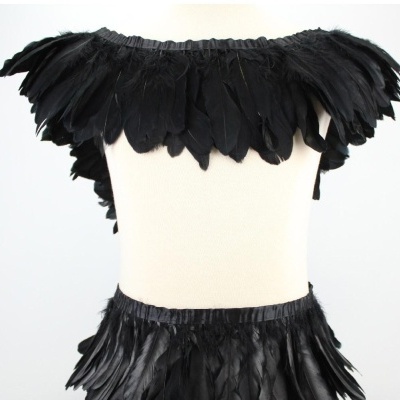 Conjunto de top e saia com penas pretas em manequim branco