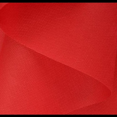 Tecido vermelho texturizado dobrado em curva