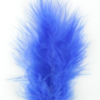 Pena azul macia sobre fundo branco