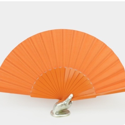 Leque laranja em tecido com varas e suporte em forma de mão