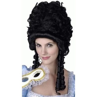 Mulher com peruca preta cacheada volumosa e máscara branca