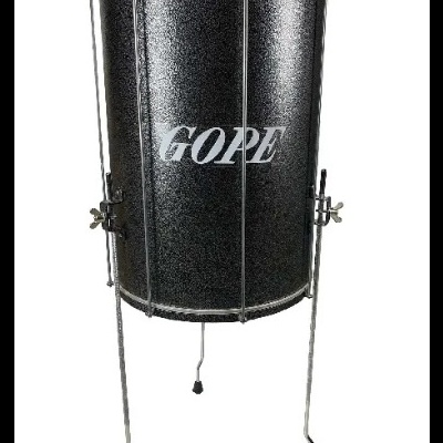 Tambor brasileiro preto com a palavra GOPE em branco e tripé metálico