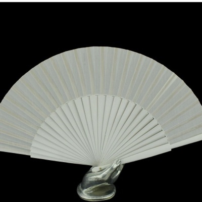 Leque cinzento claro com estrutura em branco, apoiado numa mão prateada