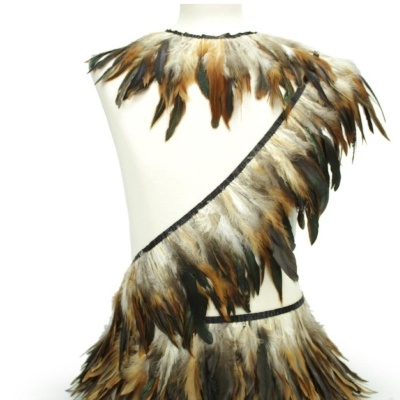 vestido de penas em tons castanhos e cinza com fita preta num manequim