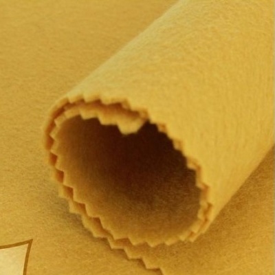 Rolo de tecido amarelo com bordas recortadas em zig-zag