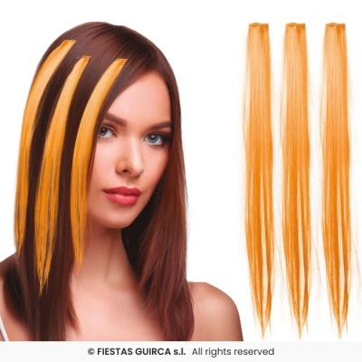 Mulher com mechas laranja no cabelo castanho ao lado de quatro extensões de cabelo laranja