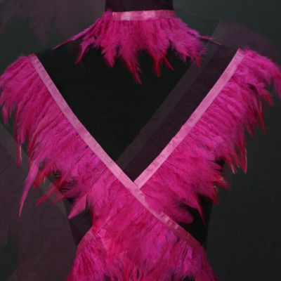 Vestido rosa de penas com tiras de cetim em manequim