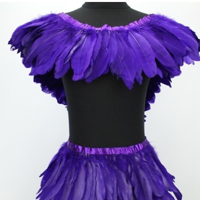 Conjunto de fantasia com penas roxas em manequim preto