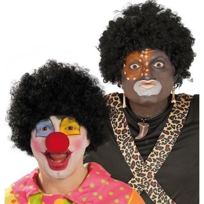 Duas pessoas com perucas afro e maquilhagem distinta, uma de palhaço colorido outra com padrão leopardo.