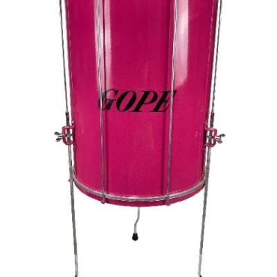 Tambor rosa com marca preta GOPE e suporte metálico prateado