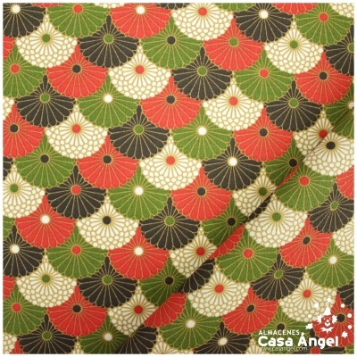 tecido com padrão de leques coloridos em verde, vermelho, preto e creme com detalhes dourados