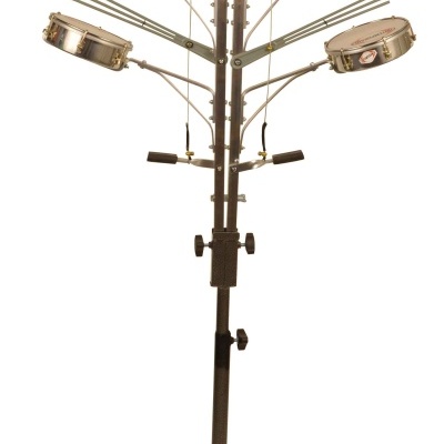 Estrutura metálica com oito pratos de metal e tripé ajustável preto, contra fundo branco.