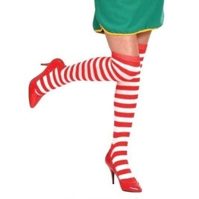 Meias altas às riscas vermelhas e brancas com sapatos de salto alto vermelhos.