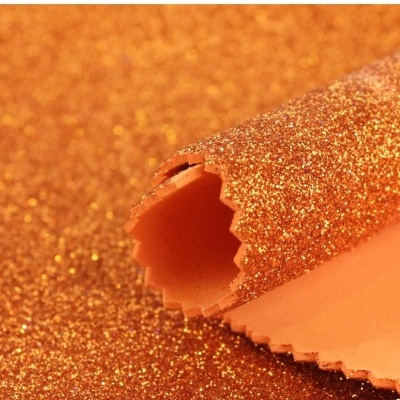 tecido glitter cor de cobre com extremidade enrolada