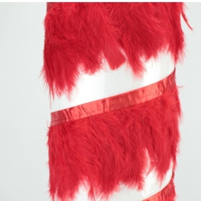 Tecido vermelho felpudo com faixa de cetim vermelho