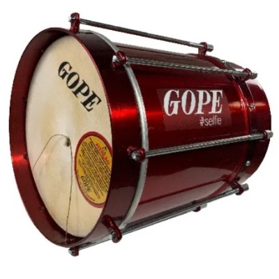 Tambor metálico vermelho GOPE com pele clara e armação prateada