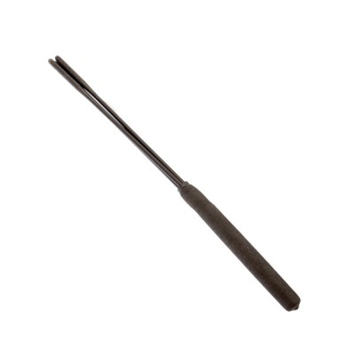 Cajado preto com cabo emborrachado em fundo branco