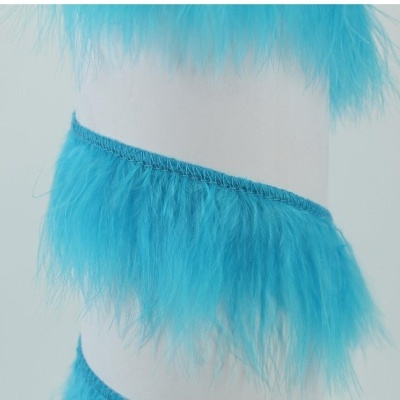 Franja azul turquesa felpuda enrolada numa superfície branca cilíndrica