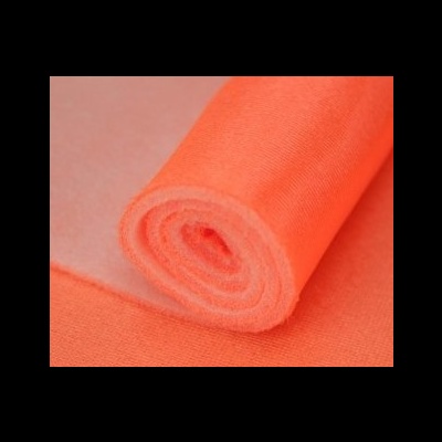 Rolo de tecido laranja com textura suave