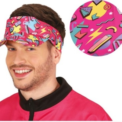 Viseira rosa com padrões geométricos coloridos usada por homem